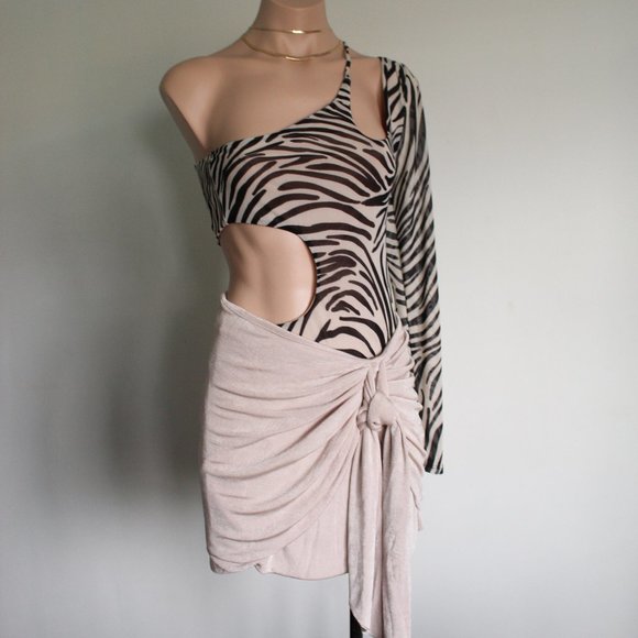 🆕️It Girl Collection// Taupe Skirt - Picture 6 of 10